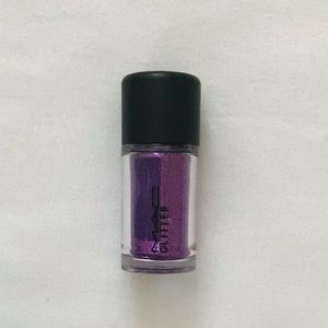 MAC glitter pigment in Heliotrope
